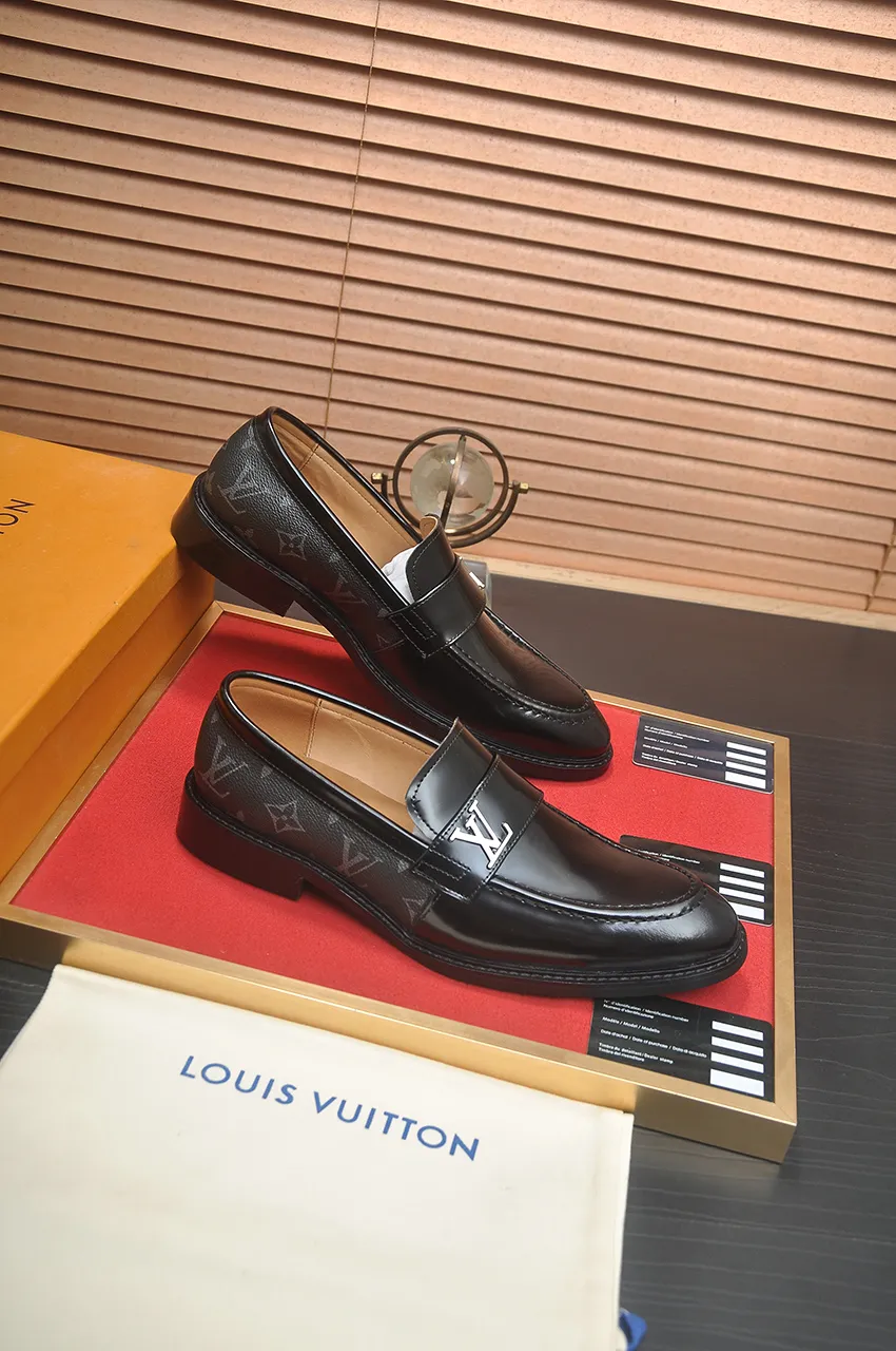 Men's men's shoes 💰460💶 [LV] (original single cowhide lining) 🍀LV's latest genuine leather business suit shoes are launched simultaneously on the official website. The first-layer cowhide imported from Italy is made of heavy gold, 💥1:1 rubber outsole from the official website. Versatile to wear, high-end without losing class, and the color combination is extraordinary. This four-season style is alluring when worn on your feet, showing off your big-name flair. Standard code 38-45 (45 customized)
